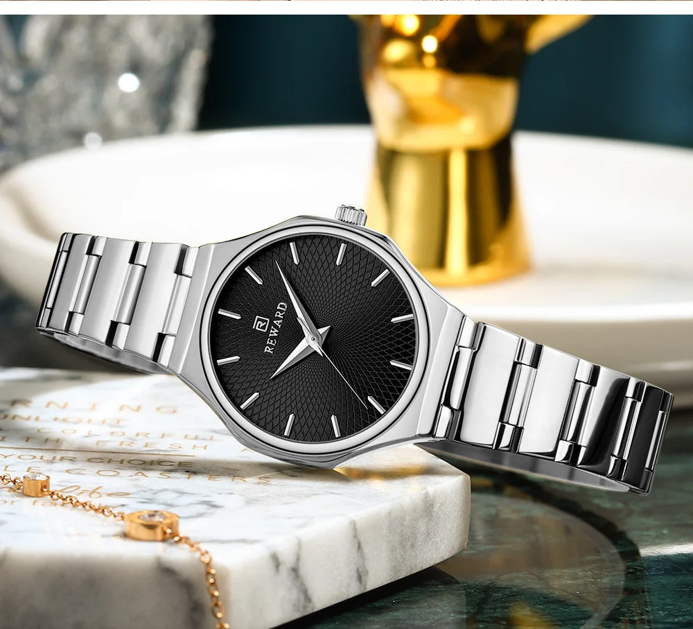 Detail of the stainless steel strap and clasp